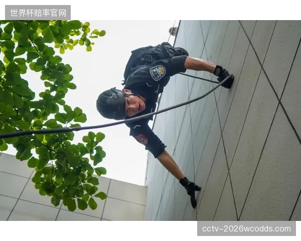 亚当斯作为战术支点效果显著,克拉克或将围绕其设计更多高空球战术。 亚当斯作为战术支点效果显著,克拉克或将围绕其设计更多高空球战术。